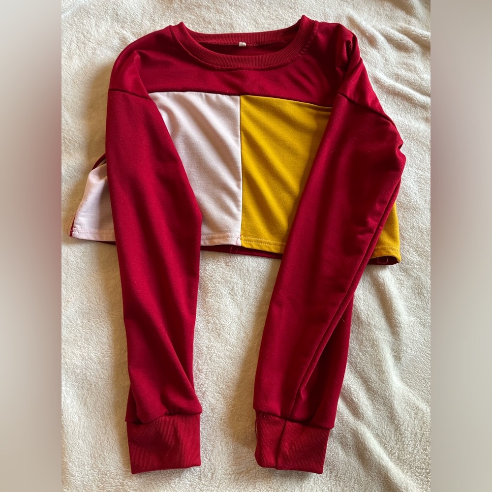 Cropped sweatshirt.